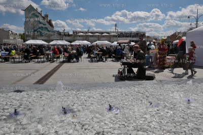 Sopot. Targ sniadaniowy na placu Przyjaciol Sopotu...