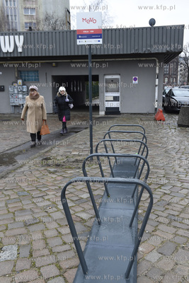 Przystanek roweru metropolitalnego Mevo na ulicy Doki...