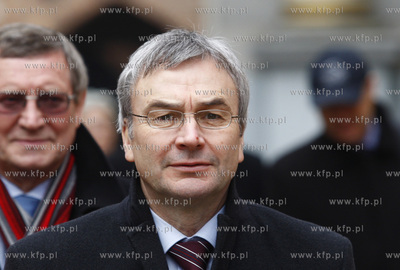 Sekretarz Generalny UEFA David Taylor ( nz ) odwiedzil...