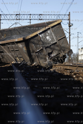 Wykolejony pociag towarowy. Sklad wypadl z szyn  miedzy...