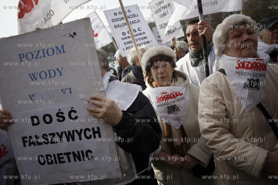 Gdansk. Urzad Wojewodzki.  Emeryci i rencisci protestowali...