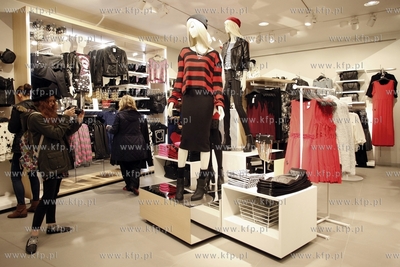 Otwarcie sklepow H&M i Rossmann na ul. Bohaterow Monte...
