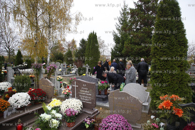 Cmentarz komunalny przy ul. Spokojnej w Pruszczu Gdanskim.
01.11.2013
fot....