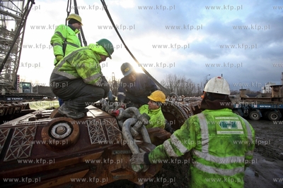 Zaladunek tarczy maszyny TBM , ktora drazy tunel pod...