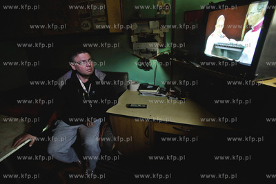 Prom Wisloujscie. Nz. Andrzej Krynicki oglada transmisje...