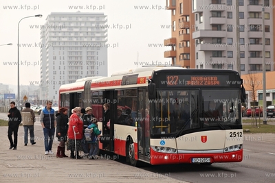 Autobus Neoplan linii 148 na przystanku przy ul. Obrońców...