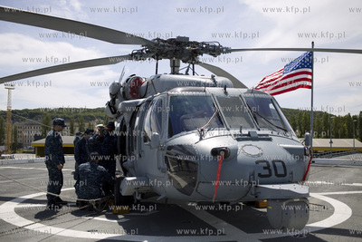 Amerykański okręt desantowy San Antonio dowodzący...