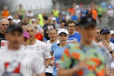 Maraton Gdański. Biegacze na ul. Marynarki Polskiej.
15.04.2018
fot....
