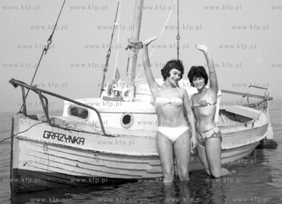 Dziewczyny przy jachcie na sopockiej plazy. 0003897z...