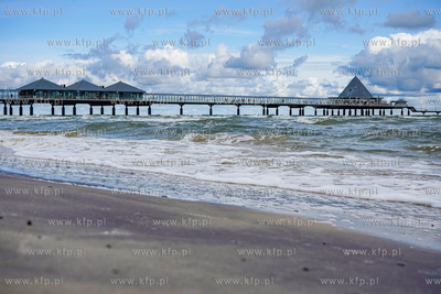 Niemcy. Molo w miejscowości Heringsdorf na wyspie...