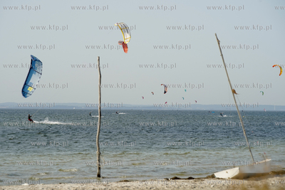 Kitesutfing na wodach Zatoku Puckiej w okolicy Chałup....