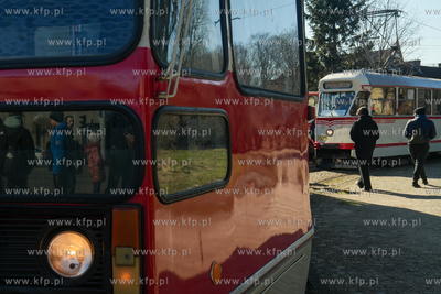 Pętla tramwajowa Oliwa. Festyn 50 lat tramwajów 105N...