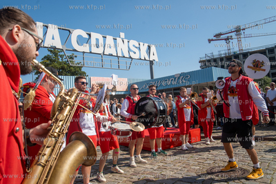 Gdańsk. Plac Solidarności. Symboliczne otwarcie bramy...