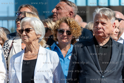 Gdańsk. Plac Solidarności. Symboliczne otwarcie bramy...