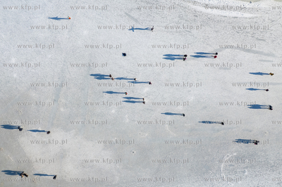 Spacerowicze na skutej lodem Motławie w Gdańsku....