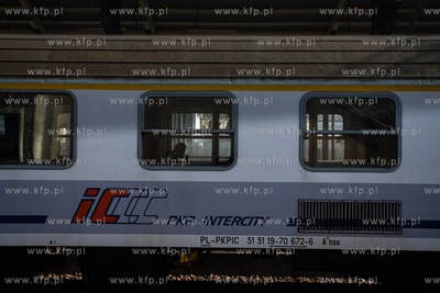 Dworca Głównego w Gdańsku. Nz. Pociąg Intercity....