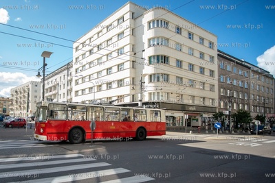 Zabytkowy trolejbus ZiU-682B  "Ziutek"  na ulicy Świętojańskiej...