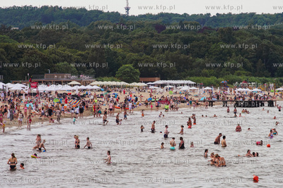 Sopot, plaża.  Nz. Tłum plażowiczów.  25.07.2022...