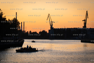Gdańsk, Polski Hak. Nz. Zachód słońca nad Motławą...