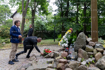 Sopot. Złożenie kwiatów pod krzyżem papieskim w...