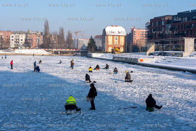 Gdańsk, Żabi Kruk. Wędkarze na lodzie. 19.01.2026...