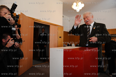 Gdansk. Wybory parlamentarne. Glosuje Lech Walesa z...