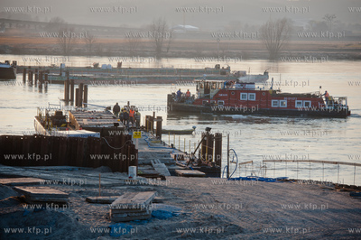 Kwidzyn. Budowa mostu na rzece Wisle. 
07.03.2012...
