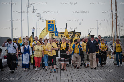 Sopot. Grupa kaszubow z polwyspu helskiego przyplynela...