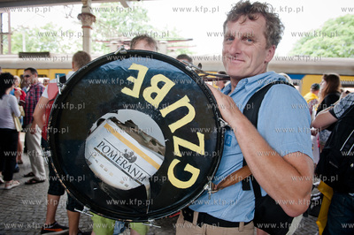 Sopot. Dworzec PKP. Pociag Transcassubia przywozl grupy...