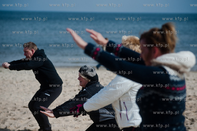 Gdansk. Plaza w Jelitkowie. Niedzielna kapiel gdanskich...