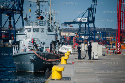 Gdynia. Oksywie. Port Marynarki Wojennej. Powrot niszczyciela...