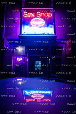 Gdansk. Ul. Panska. Noeony reklamujace znajdujacy sie...