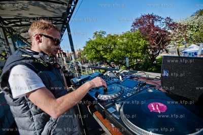 Gdynia. Skwer Stefana Zeromskiego. Majowka z InfoBoxem....