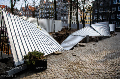 Gdansk. Przewrocone ogrodzenie, odslaniajace wykop...