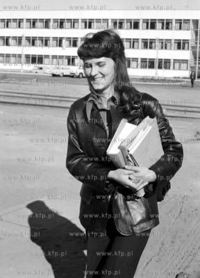 Studentka na ul. Wita Stwosza w Gdansku Oliwie, w glebi...