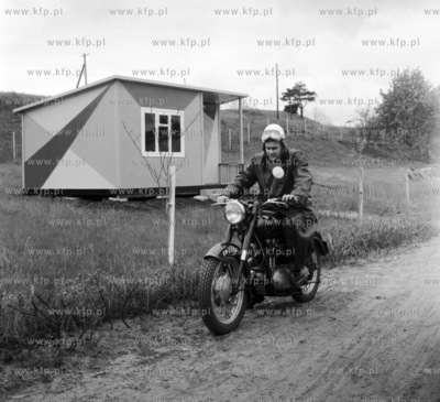 Motocykl przejezdza obok osrodka wypoczynkowego na...