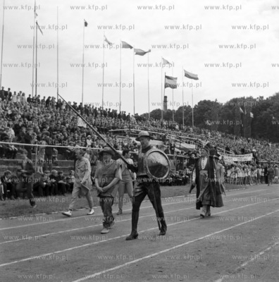 Poczatek meczu prasa - aktorzy na stadionie Lechii...