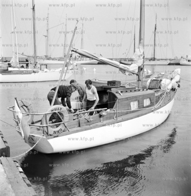 Jacht Misia II w porcie w Gorkach Zachodnich.
06.1971
z0000512_czerwiec1971
Fot....