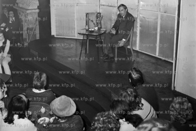 Aktor Gustaw Holoubek na spotkaniu z publicznością...