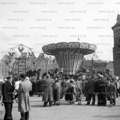 Wesołe miasteczko na Targu Węglowym w Gdańsku. 
1955
0000504z
Fot....