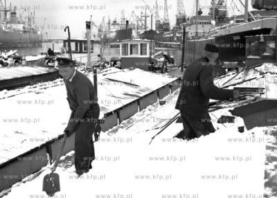 Odśnieżanie barki w porcie gdyńskim. (lata60).
1964
0004716z
Fot....