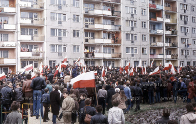 Pochod solidarnosciowy pod domem Lecha Walesy w Gdansku...