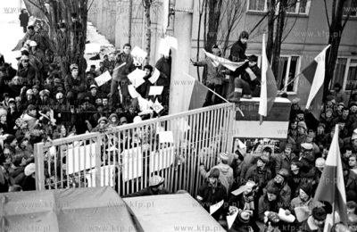 Stan wojenny w Polsce. Tlumy stoczniowcow i mieszkancow...