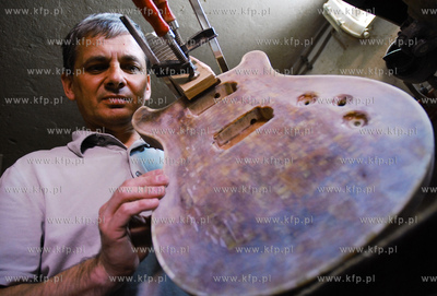 Walenty Rybak, tworca jedynych na swiecie gitar inkrustowanych...