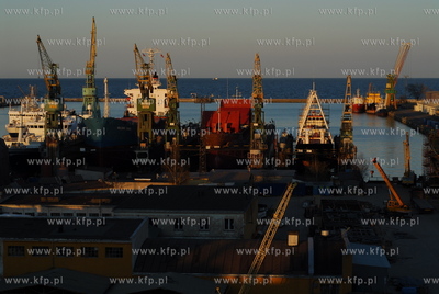 Stocznia Remontowa Nauta SA w Gdyni wieczorem. n/z...