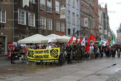Okolo 60 osob, w wiekszosci czlonkow Mlodych Socjalistow,...