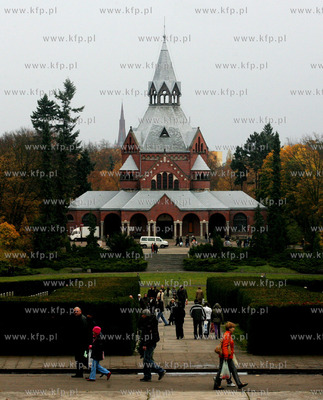 Swieto Zmarlych na szczecinskim cmentarzu centralnym.
Jest...