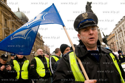 Krakow. Protest sluzb mundurowych przeciwko projektowi...