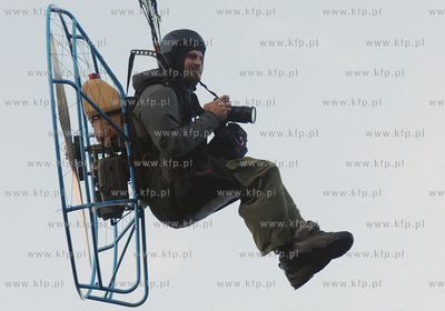 Gdynia. Paralotniarz - fotoreporter latajacy na nad...