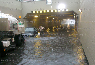Zalany po ulewnych deszczach tunel w Sopocie w ciagu...